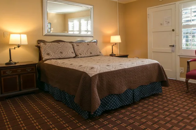 جناح عائلي بسرير كينج وسريرين منفصلين بغرفتي نوم، Carmel Wayfarer Inn 4/10