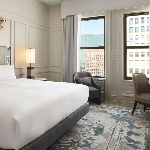 غرفة بسرير كينج لذوي الإعاقة، The Pfister Hotel 1/5