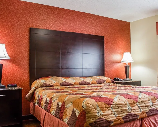 غرفة قياسية بسرير كينج، Rodeway Inn MacArthur Airport 1/2