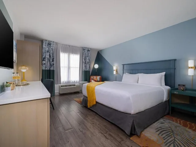 غرفة بسرير كينج، voco Sarasota, an IHG Hotel 1/4