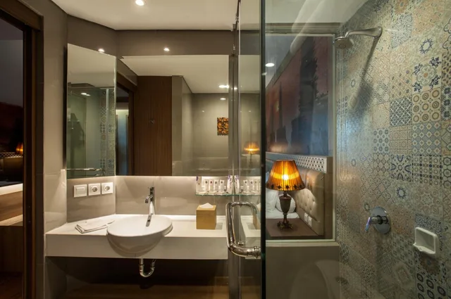 غرفة ديلوكس بسرير كينج وسرير كوين، Grand Mercure Yogyakarta Adi Sucipto 7/8