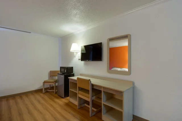 Standard, 2 Queen Beds, Motel6 Waukegan, IL 5/10