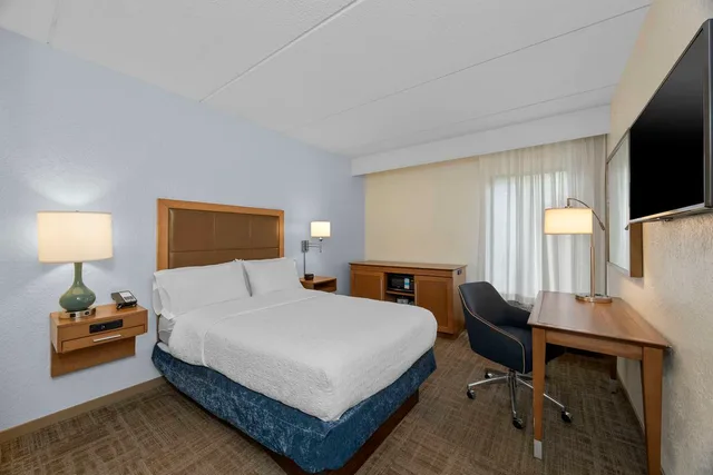 غرفة بسرير مزدوج بحوض استحمام لذوي الإعاقة، Hampton Inn Milford, CT 3/5