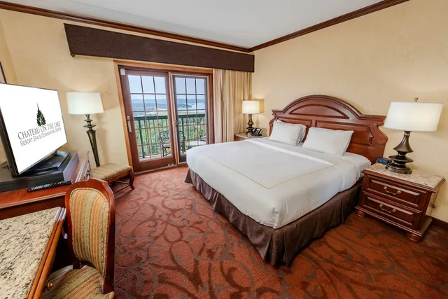 Vice President, Suite, King Bed، Chateau On the Lake Resort Spa And Convention Centre 1/6