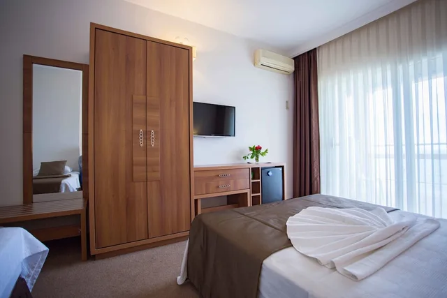 غرفة ثلاثية بسرير مزدوج وسرير فردي بإطلالة على الحديقة في الملحق، Melis Otel 6/10