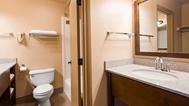 غرفة قياسية كبيرة بسرير كينج بشرفة، Best Western Sunset Inn 3/4