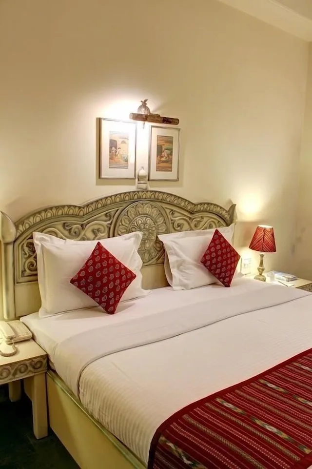 Deluxe, Queen Bed, PALACE ON GANGES 5/10