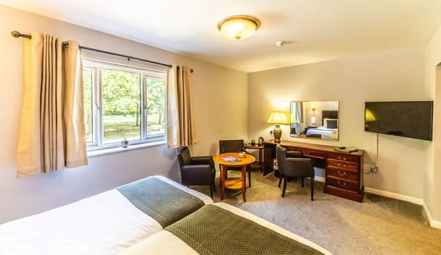 غرفة بسريرين منفصلين بإطلالة على الحديقة، The Boars Head Hotel 3/6