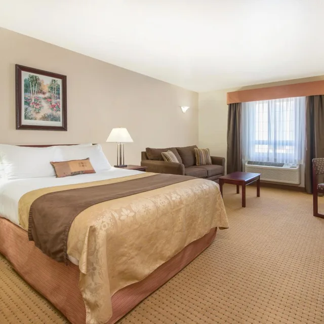 غرفة بسرير كوين، Ramada By Wyndham Lloydminster 1/8