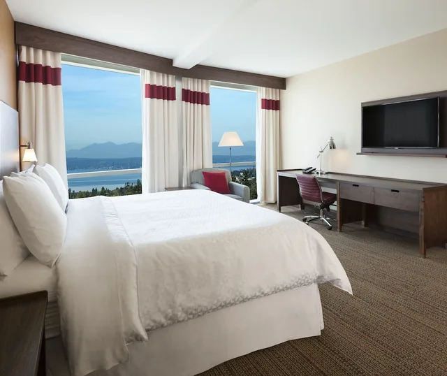 غرفة بسرير كينج لذوي الإعاقة، FOUR POINTS BY SHERATON SEATTLE AIRPORT SOUTH 1/5