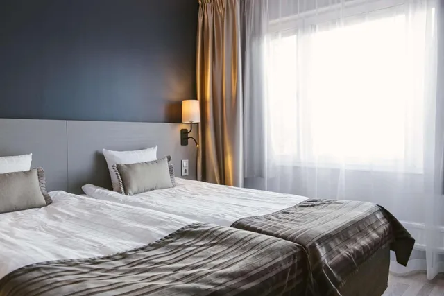غرفة بسرير كينج وسرير كوين، Scandic Star Sollentuna 3/7