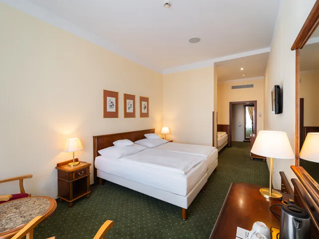 غرفة قياسية ثلاثية، Ea Hotel Rokoko 1/4