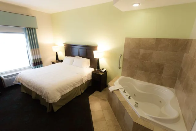جناح استوديو بسرير كينج بحوض جاكوزي، Hampton Inn And Suites Middlebury In 3/3