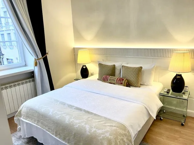 1 Bedroom, Luxury, Executive, Suite, Queen Bed, Old Square View, Sofa، Luxury Apartments Mondrian Market Square 2/10