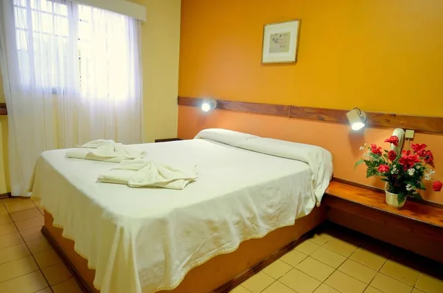 غرفة قياسية بسرير مزدوج وسريرين منفصلين، HOSTERIA CASA BLANCA IGUAZU 1/2