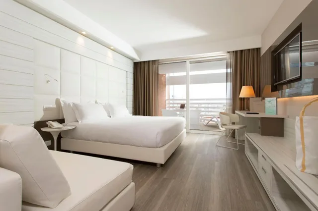 غرفة سوبيريور ثلاثية بسرير كينج وسرير فردي بإطلالة جزئية على البحر، Almar Jesolo Resort Spa 1/5