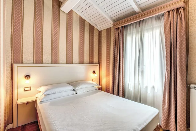 غرفة عائلية بسرير مزدوج وسريرين منفصلين، Relais Fontana di Trevi 1/10