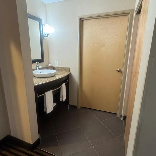 غرفة بسرير كينج بحوض استحمام لذوي الإعاقة، Sonesta Essential Indianapolis Airport 4/4
