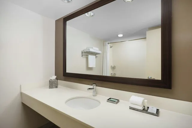 1 Bedroom, Suite, King Bed, Sofa, 2 Balconies، Courtyard Fort Lauderdale North Cypress Creek 3/5
