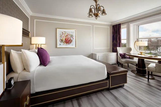 جناح سيغنتشر بسرير كينج بإطلالة على المرفأ بغرفة نوم واحدة مع أريكة، Fairmont Empress Hotel 1/2