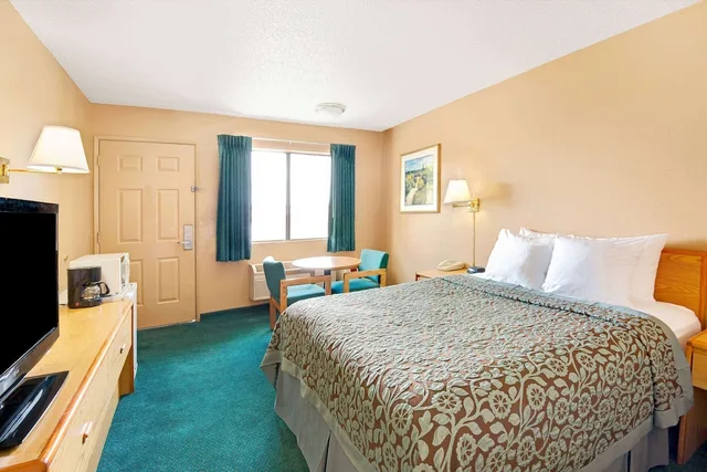 Upgrade, Deluxe, King Bed، Days Inn by Wyndham El Paso Airport East 2/10