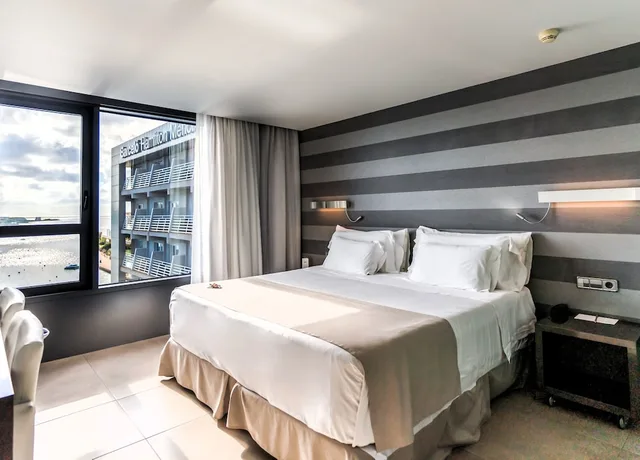 Superior, King Bed, Lateral Side Sea View، Barcelo Hamilton Menorca - Adults Only 3/4