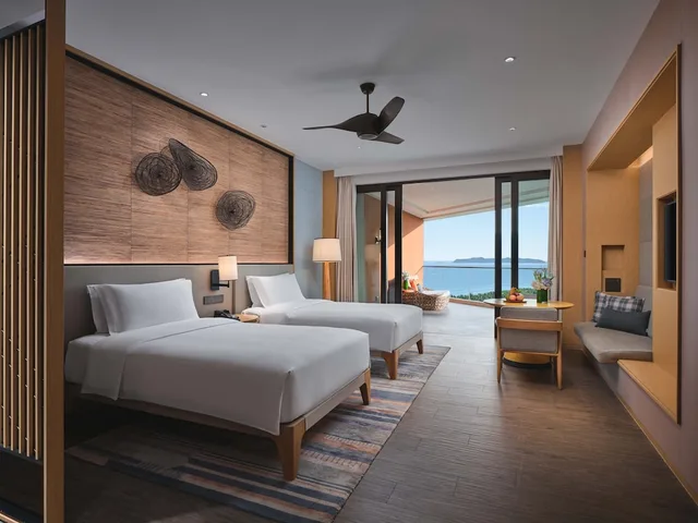 غرفة قياسية بسريرين مزدوجين بإطلالة على البحر، Crowne Plaza Sanya Haitang Bay Resort 3/6