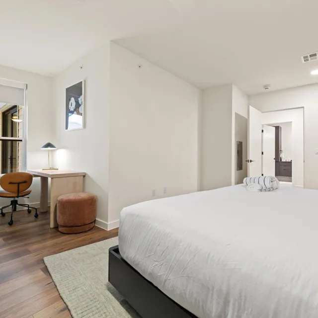 جناح تنفيذي بسرير كينج بشرفة بغرفتي نوم، The Code Hotel 1/10