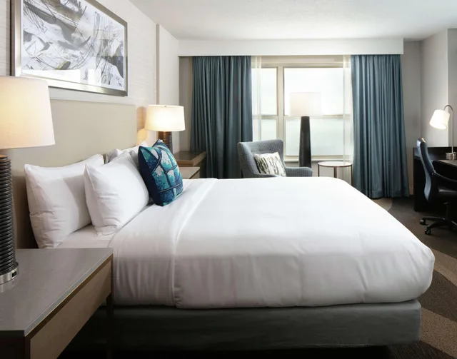 غرفة تنفيذية بسرير كينج مع دخول الصالة، Hilton Madison Monona Terrace 1/2