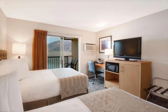 Coast, 2 Queen Beds, Kitchenette، Coast Osoyoos Beach Hotel 1/2