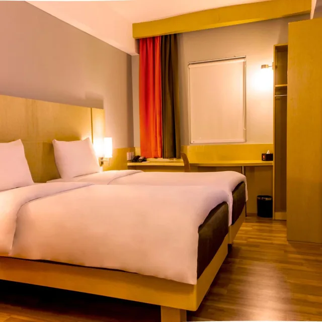غرفة قياسية بسريرين منفصلين بإطلالة على البحر، Ibis Padang 1/10