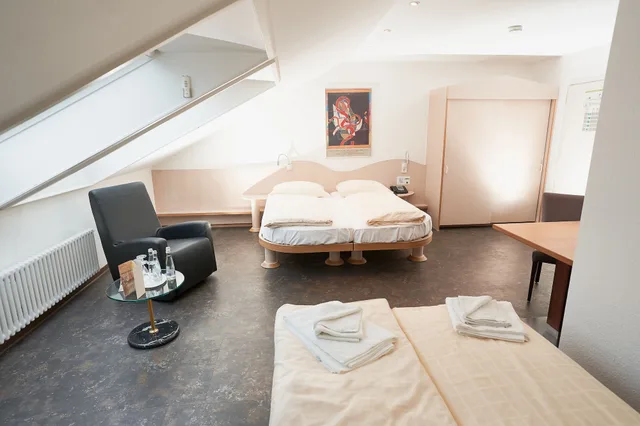 غرفة ثلاثية بسريرين منفصلين مع أريكة، Stadthotel Engel 9/10