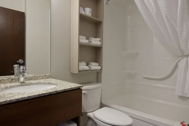 Efficiency, Queen Bed، Microtel Inn & Suites By Wyndham Sault Ste. Marie 5/5
