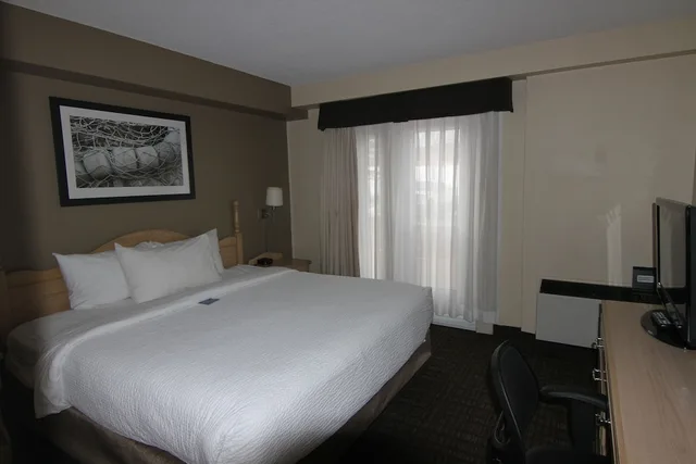 2 Bedrooms, Drive Up, Suite, King Bed, Sofa، Travelodge Suites by Wyndham Moncton 1/3