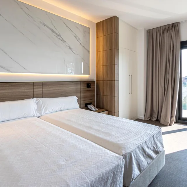 غرفة بسرير مزدوج بإطلالة، HOTEL INFFINIT SANXENXO PLAYA 1/9