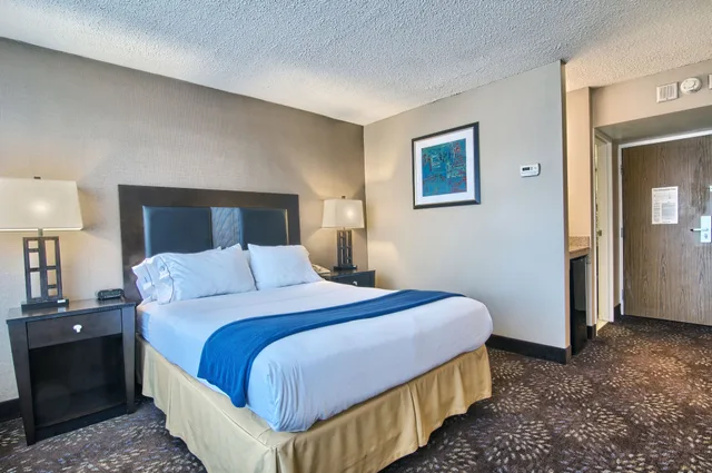 غرفة قياسية بسرير كوين، Holiday Inn Express Detroit-Birmingham 3/6