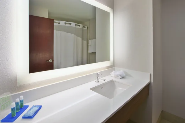 غرفة قياسية بسريرين كوين، Holiday Inn Express Hotel And Suites Cincinnati Northeast Milford 4/6