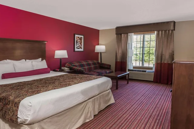 Deluxe, Suite, King Bed, Baymont by Wyndham Mequon Milwaukee Area 1/1