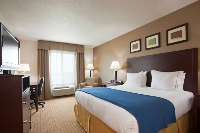 جناح بسرير كينج بحوض استحمام لذوي الإعاقة، Holiday Inn Express Hotel And Suites Antigo 1/1