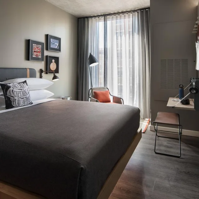 غرفة بسرير كوين بإطلالة على المدينة بحوض استحمام لذوي الإعاقة، Moxy San Diego Downtown/Gaslamp Quarter 2/6