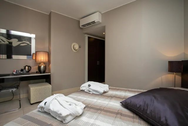Standard, Double or Twin Bed, Square View، Hotel Mariver 4/7