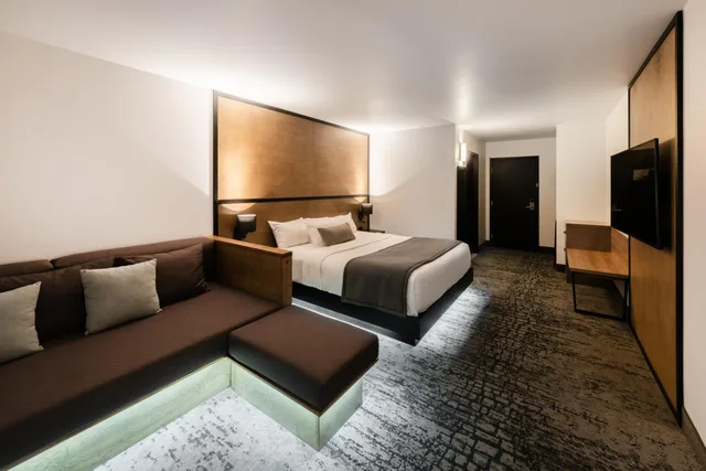 Lounge, Superior, King Bed, Courtyard Side View، AX Hotel Mont Tremblant 2/8
