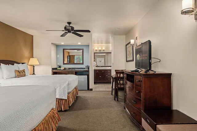 غرفة تقليدية بسريرين كوين، Redwood Hyperion Suites 2/8