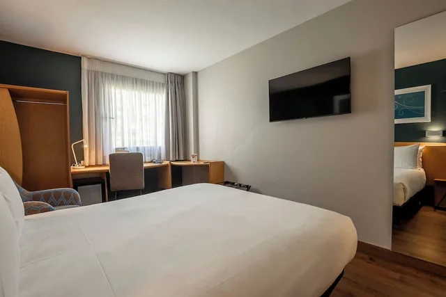 Room, Double Bed, Travelodge Alicante Puerto 7/10