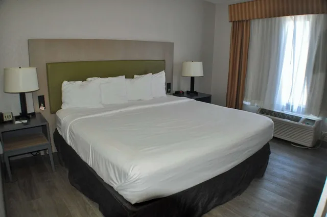 غرفة بسرير كينج لذوي الإعاقة، Country Inn & Suites by Radisson, Topeka West, KS 7/10