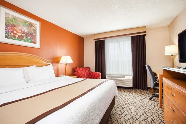 غرفة بسرير كينج مع أريكة، Baymont by Wyndham Madison Heights Detroit Area 1/6