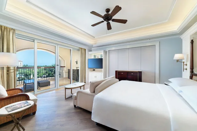 غرفة بسرير كينج بإطلالة على البحر بشرفة، The Royal Begonia A Luxury Collection Resort Sanya 4/9
