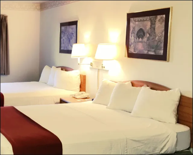 Standard, Single, 2 Queen Beds، Peppermill Empress Inn 4/5