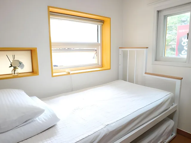 غرفة بسريرين منفصلين بحمام خاص، 24 guesthouse Seoul Station 1/3