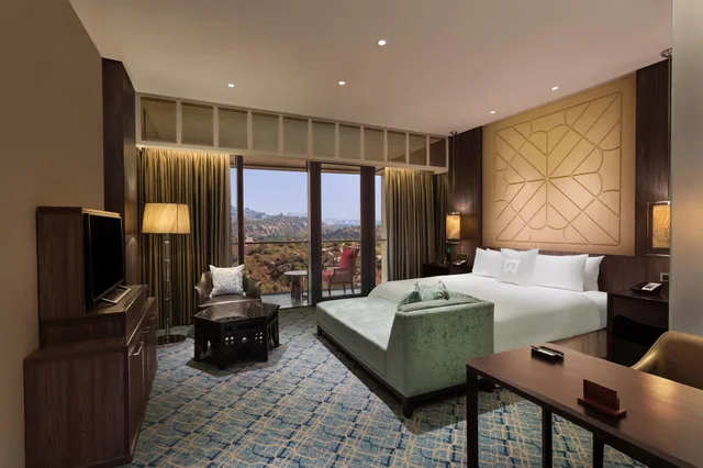 Club, Executive, Queen Bed, City View, Itc Kohenur A Luxury Collection Hotel Hyderabad 1/4